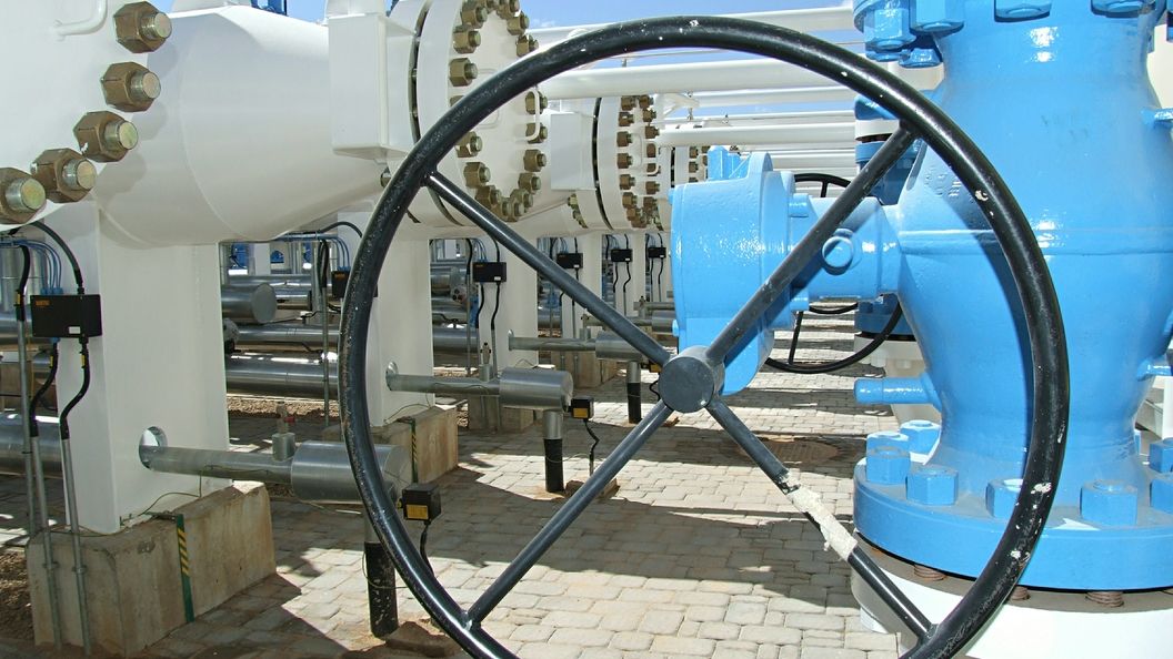 Цена на газ в Европе поднялась до 964 долларов за тысячу кубометров.