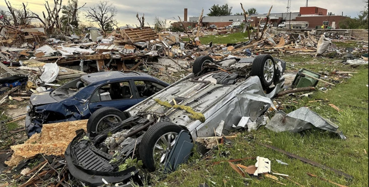 O tornadă puternică a lovit regiunile Midwest din SUA: Sute de mii de oameni au rămas fără electricitate.