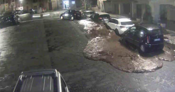 Город в итальянском регионе Кампания затопило водой и грязью.