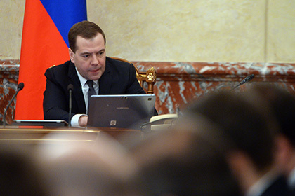 Медведев назвал циничной реакцию Запада на российские ограничения.
