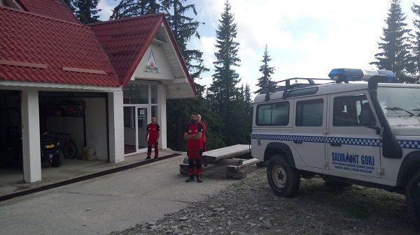 Trei turişti francezi au fost ţinuţi prizonieri de un urs, în vârf de munte. 
