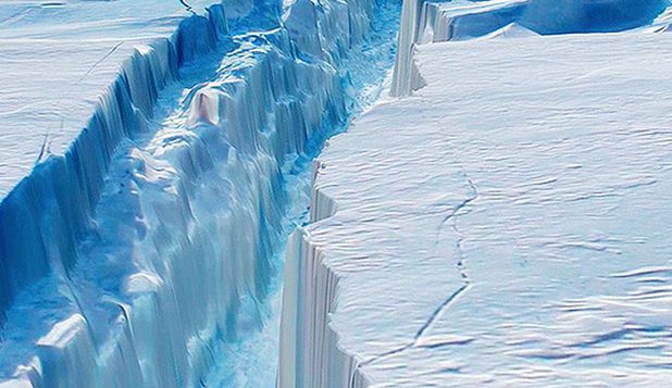 O zonă fascinantă care a stat ascunsă timp de 120.000 de ani, descoperită sub aisbergul masiv din Antarctica.