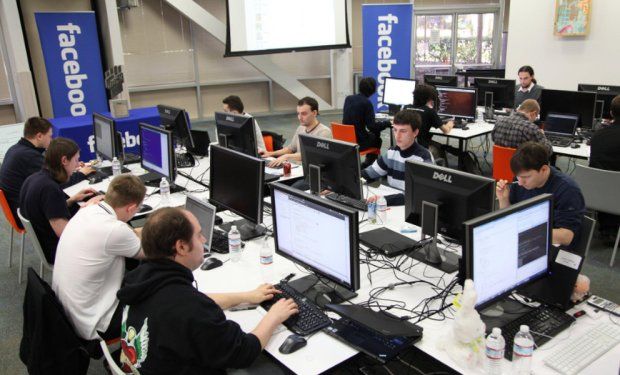 Facebook позволит всем сотрудникам работать удаленно после пандемии.
