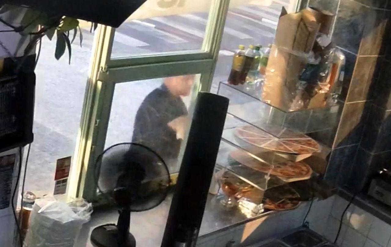 В Праге мужчина пошел на преступление ради пиццы, но она оказалась макетом.