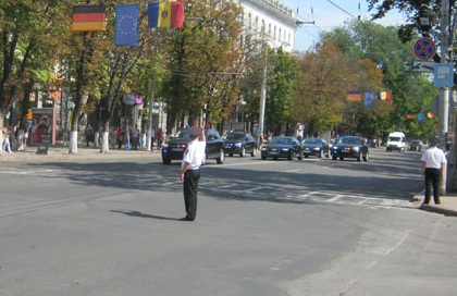 Вечером до отъезда в аэропорт, на улице Михай Витязул мужчина атаковал делегацию «Железной Леди» коктейлем Молотова.