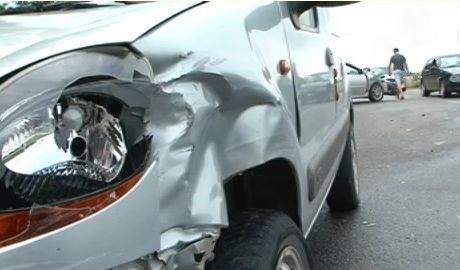 Două maşini, marca Renault şi Toyota, s-au ciocnit în această dimineaţă într-o curbă din apropierea localităţii Fundul Galbenei. Foto: jurnal.md