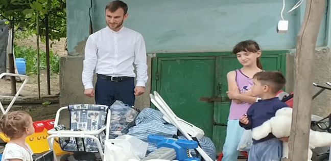 Нуждающейся семье передали продукты питания, бытовую технику и одежду.