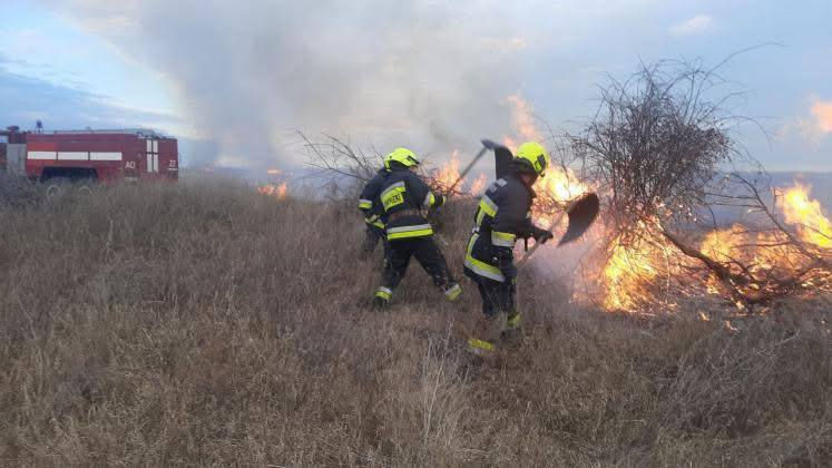 Peste 60 hectare de teren, compromise de flăcări în zilele de weekend.