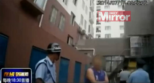 Полицейские нашли мужчину на крыше: он корчился и кричал от боли.