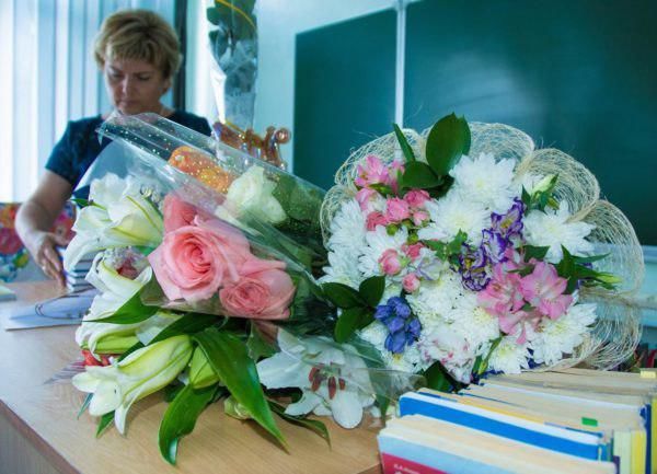 Власти призывают родителей не собирать деньги на подарки учителям.