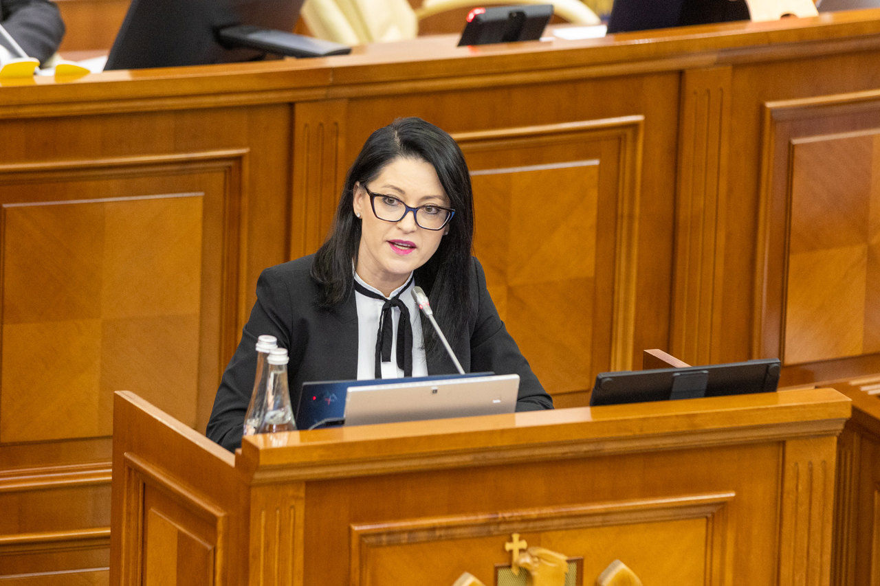 Парламент отклонил вотум недоверия политике Министерства труда и социальной защиты.
