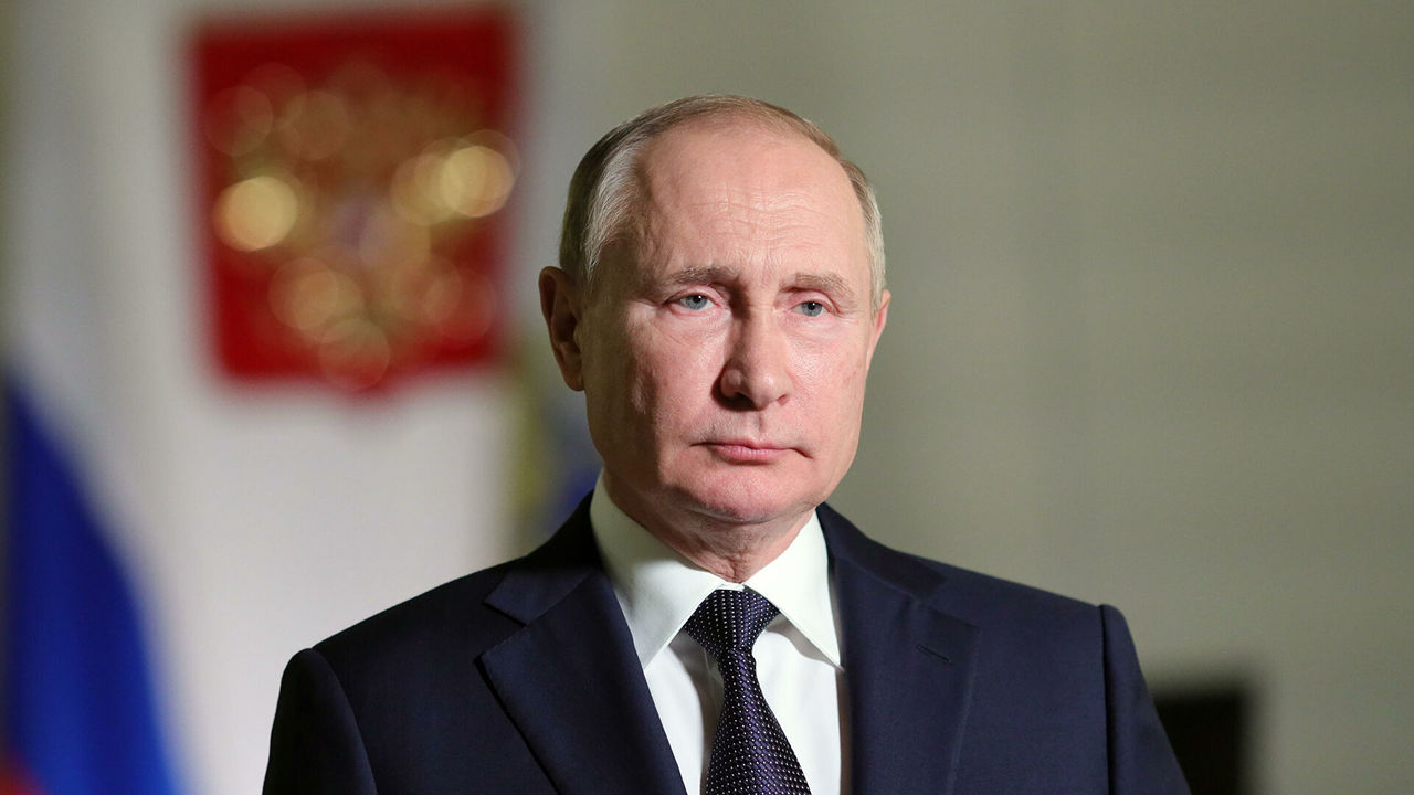 Путин предостерег пятившегося назад оператора с камерой от падения и попал на видео.