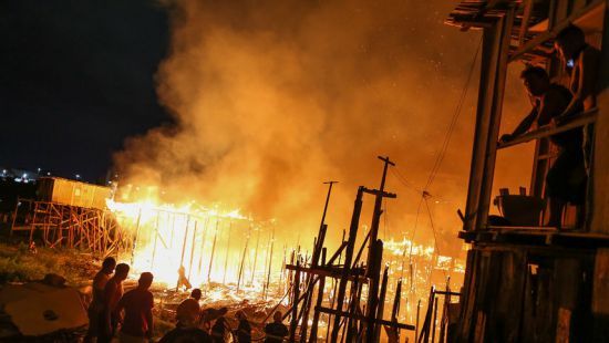 Из-за сильных порывов ветра пожар моментально распространился