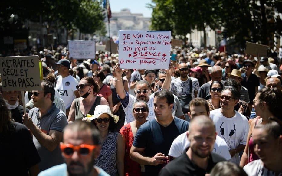 Жители Марселя вышли на протесты против санитарных пропусков. Коллаж Point.md.
