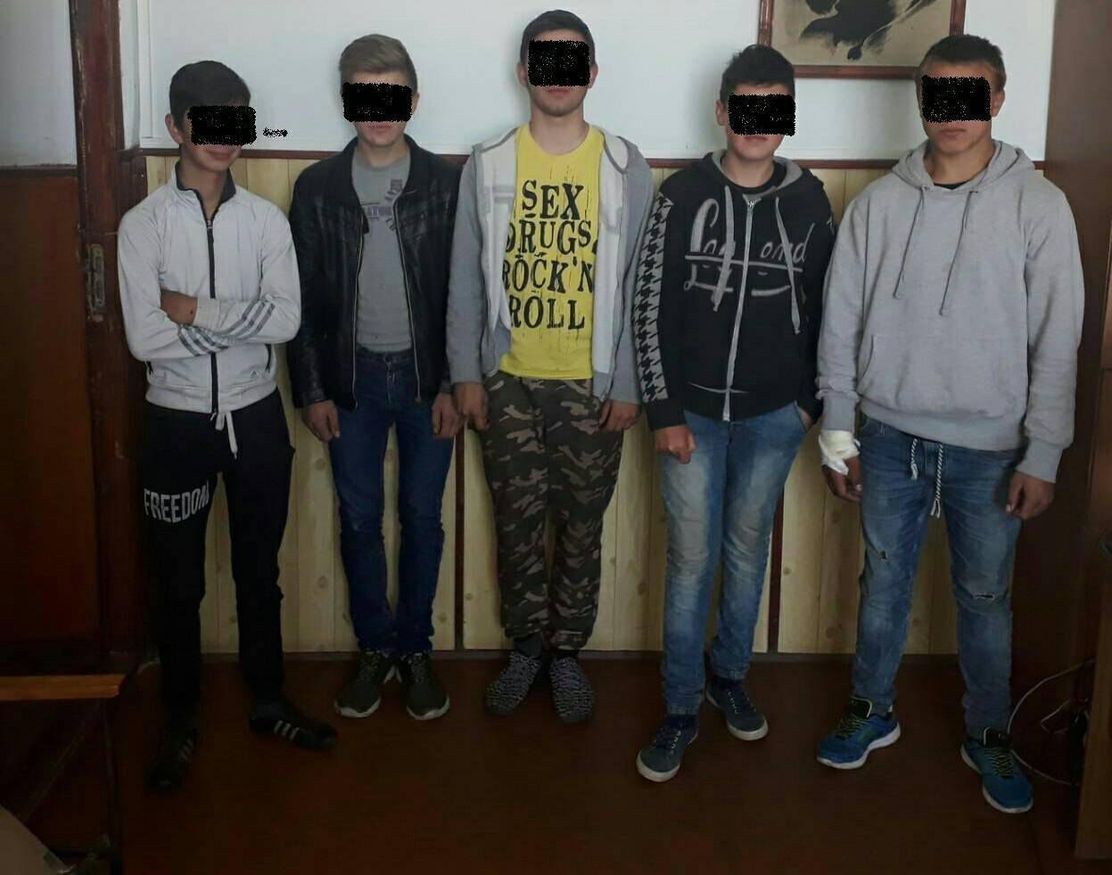 Cinci minori sunt suspectați că ar fi a atacat și jefuit un bărbat în vârstă de 58 ani. 