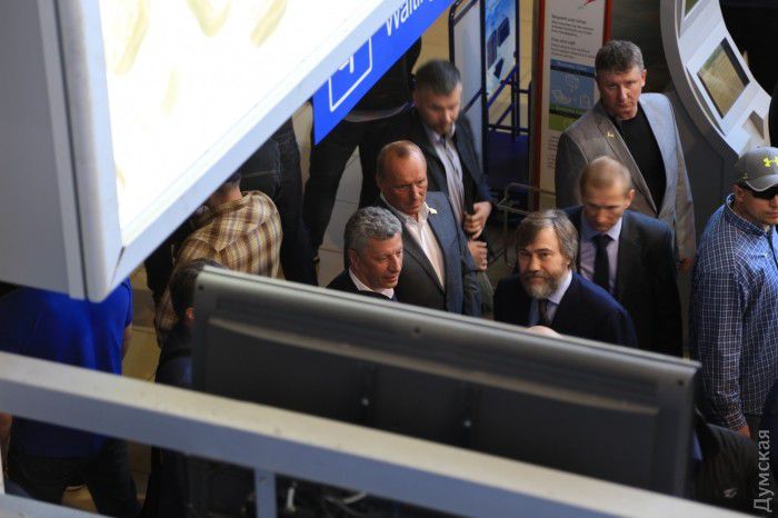 Политиков охраняет спецназ. Майдановцы требуют, чтобы «оппоблоковцы» возвращались восвояси, блокируя их выход в город.Фото: dumskaya.net