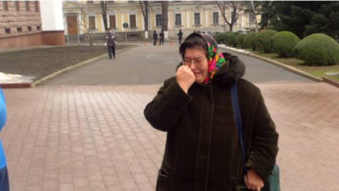 O mamă a 11 copii este gata să-și dea foc în Piața Marii Adunări Naționale, dacă autoritățile nu o vor ajuta. Foto: curajTV