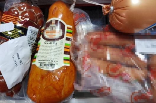 Salamuri, ciocolate şi biscuiţi alteraţi, la un magazin din ţară. Foto: politia.md