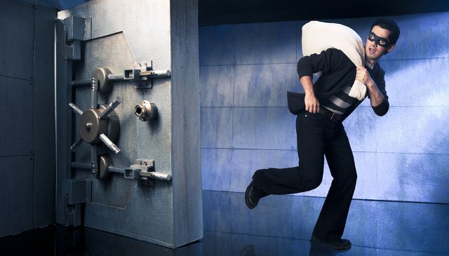 Жителю Бирмингема удалось вежливо и без лишнего шума ограбить местный банк Lloyds.