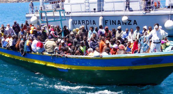 În acest an, în total 705.200 de imigranți și refugiați au traversat Mediterana: 562.355 de persoane au ajuns în Grecia și 140.000 în Italia.