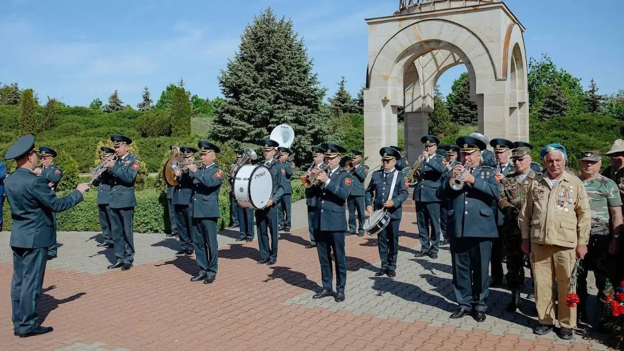 В Шерпенах на церемонии перезахоронения советских воинов прозвучал гимн РФ.