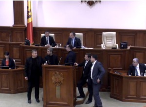Тогда депутаты ПСРМ были вынуждены заблокировать трибуну.
