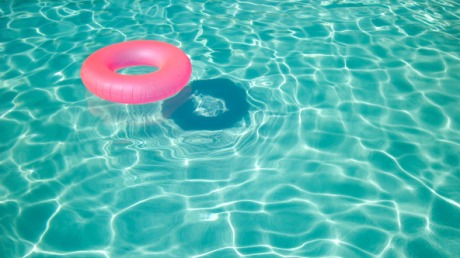 O fetiţă s-a înecat într-o piscină situată într-un complex turistic. Foto: rtv.net