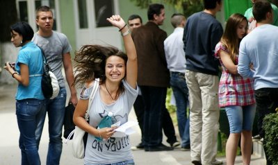 Mâine, absolvenţii din Republica Moldova care vor să studieze în România pot depune dosarul la Consulatul României.
