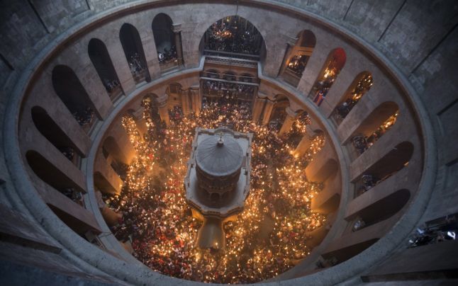 Focul Sacru din Biserica Sfântului Mormânt: Dezvăluirea unui preot. Foto: Adevărul