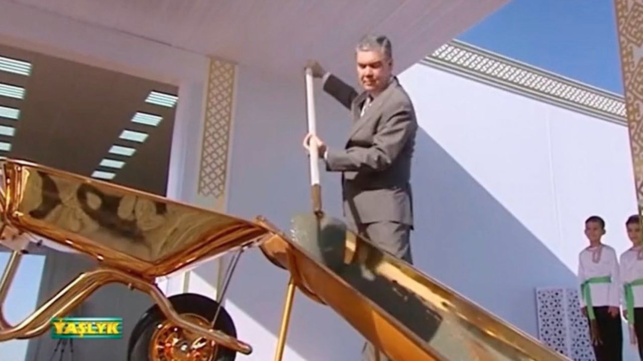Президент Туркменистана заложил золотую капсулу золотой лопатой.