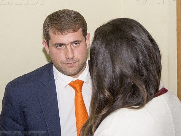 Ilan Şor a fost prezent la şedinţa de judecată. Sentinţa, însă, a fost pronunţată în lipsa lui, deoarece primarului i se făcuse rău şi a fost dus acasă cu o ambulanţă. 
