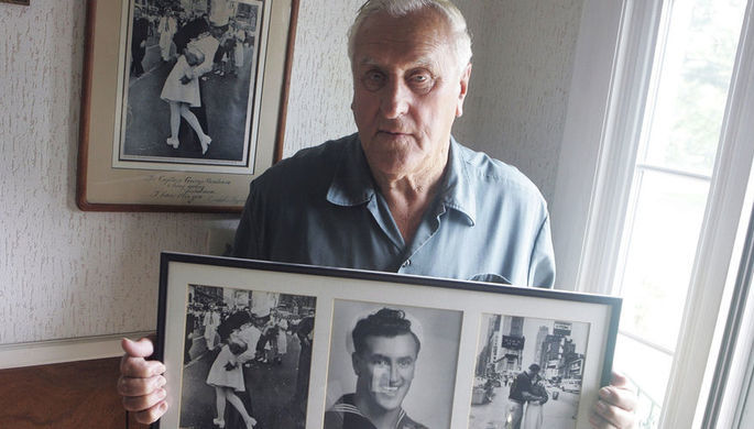Умер герой знаменитой фотографии 1945 года "Поцелуй на Таймс-сквер".