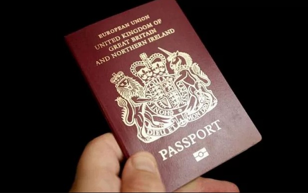 Marea Britanie se intoarce dupa Brexit la "emblematicul" pasaport albastru.