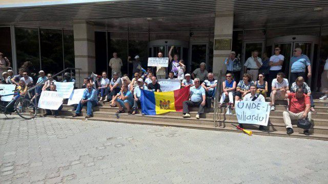 Protestele s-au mutat la Procuratură şi BNM. Foto: independent.md