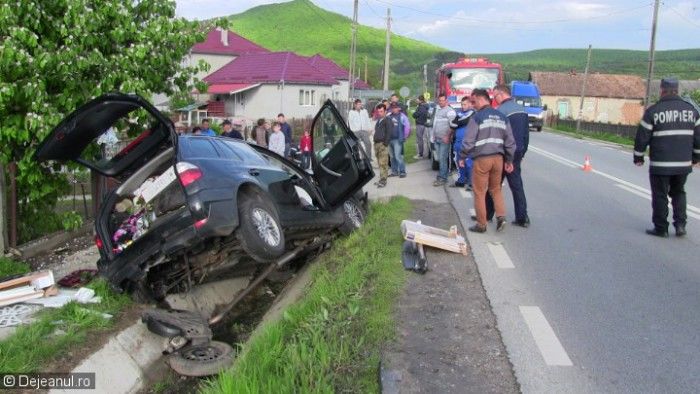 O familie de moldoveni care se întorceau din Germania a fost implicată într-un accident rutier în România. Foto: dejeanul.ro