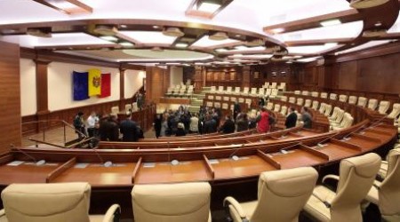 Данный законопроект направлен против инициативы социалистов провести местные референдумы по вопросу ТС.