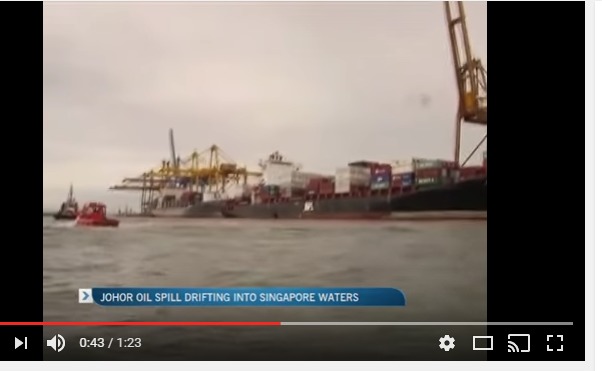 В Сингапуре закрыли пляжи из-за разлива 300 тонн нефти.