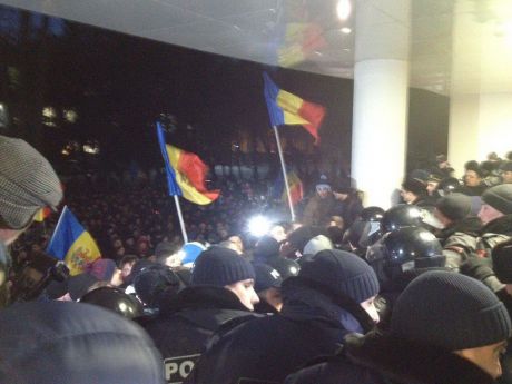 Apelul avocatului Poporului pentru participanții la protestele din fața Parlamentului. Foto: publika.md