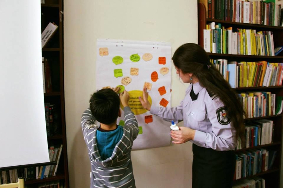 Полиция напоминает детям о необходимости следовать правилам, направленным на обеспечение их безопасности. Фото: facebook.com/Poliția Republicii Moldova.