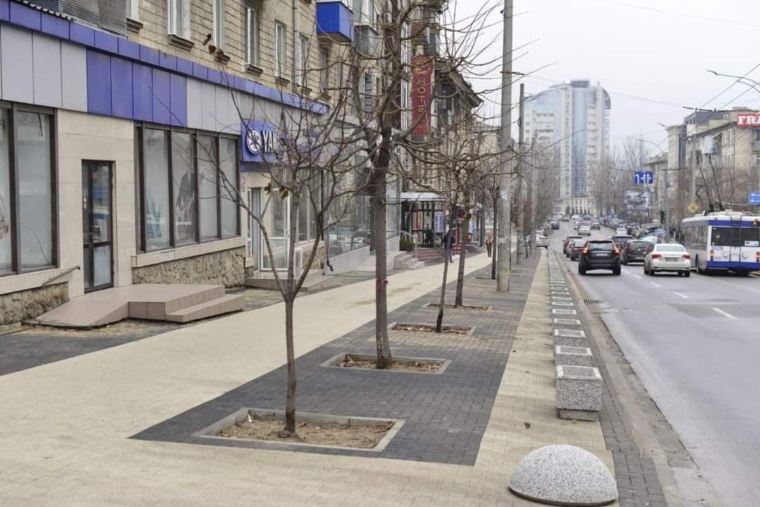Ремонт тротуаров в центре столицы находится на последней стадии.