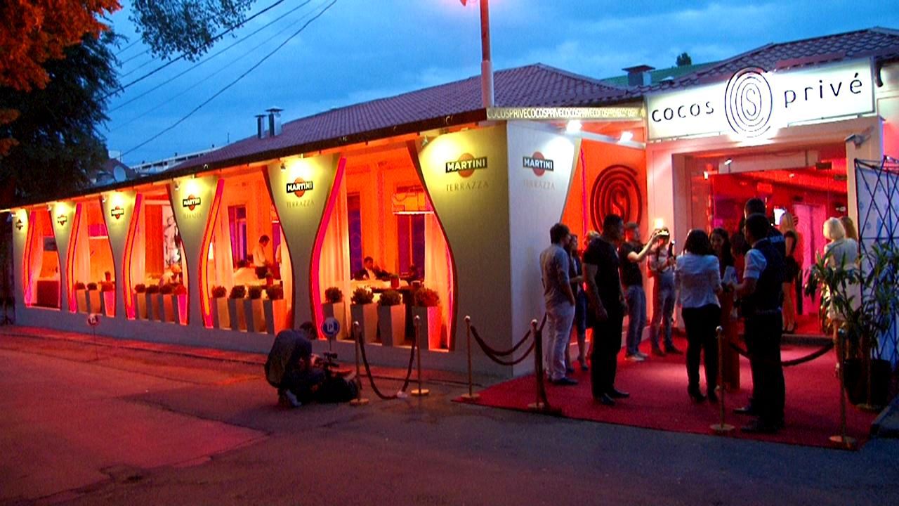 Igor Caldare si sustinatorii sai s-au pornit sa demoleze terasa unui club de noapte din capitala, pe motiv ca ar fi intinsa pe trotuar. Foto: appetit.md