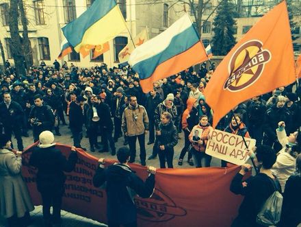 Пострадало трое человек. Один был ранен выстрелом в спину.