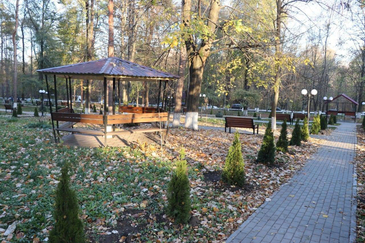 Возле столичной больницы «Святая Троица» обустроили зелёную зону.