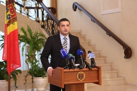 Президент страны Николай Тимофти  выступает против вотума недоверия, которым коммунисты выражают недоверие нынешнему правлению.  