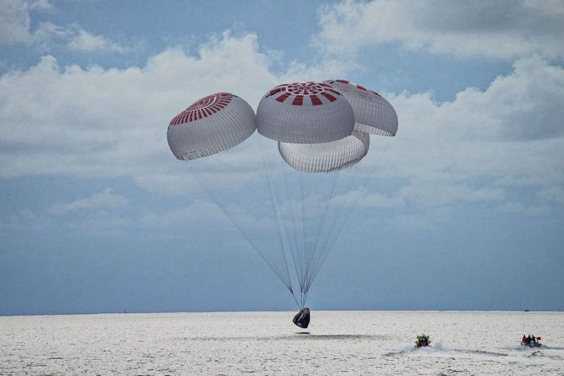 Корабль Crew Dragon с экипажем на борту приводнился в США.
