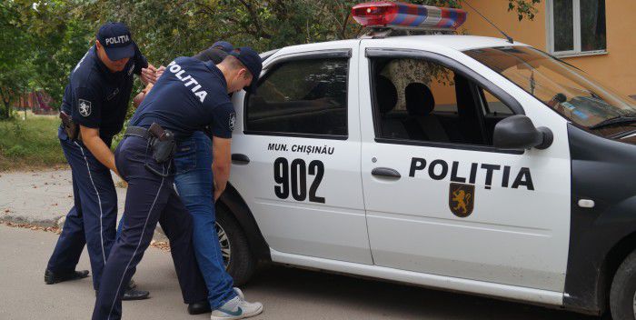 A fost reținut în momentul în care a pătruns într-un automobil.