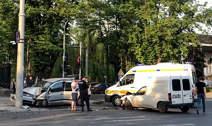 На перекрестке в центре столицы столкнулись два автомобиля.