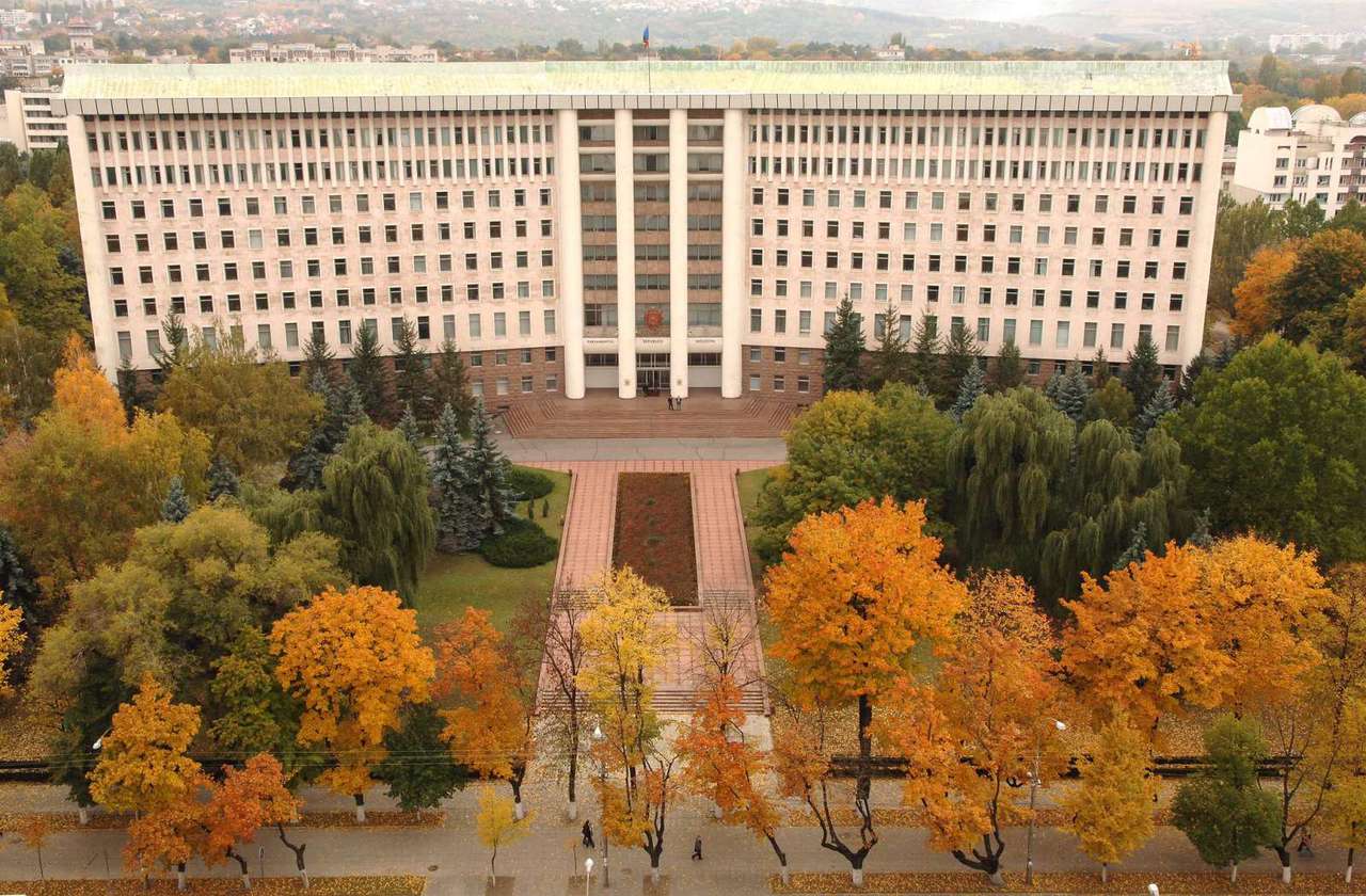 Acordul de asociere cu UE, semnat pe 27 iunie la Bruxelles, a fost ratificat astăzi de legislativul de la Chișinău.