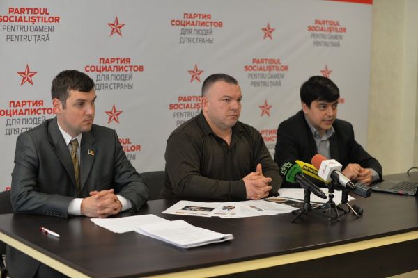 Социалисты предлагают провести новый тендер по платным парковкам.