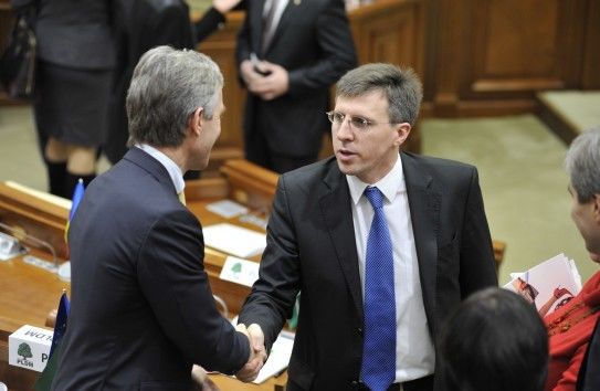 Либерал-реформаторская партия и Европейская народная партия были соучастниками в краже миллиарда.